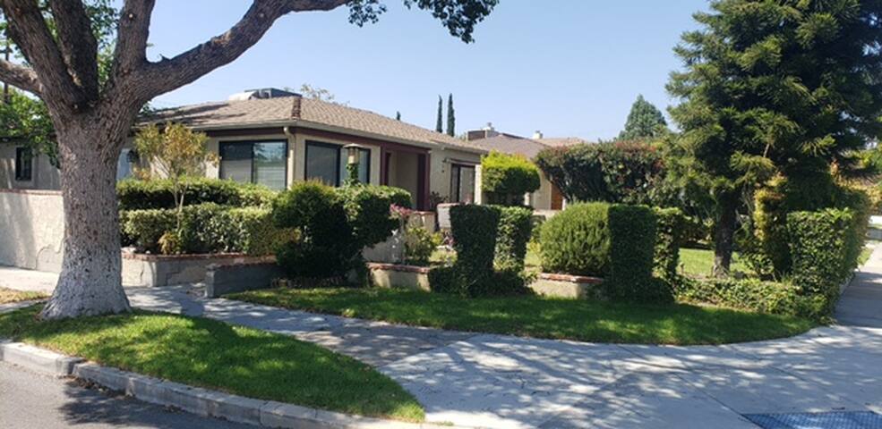 Cozy Beautiful Burbank Home