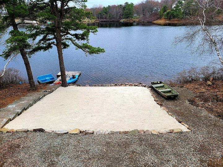 Lakefront Retreat W Private Beach/hot Tub/ Boats - Pocono Lake, PA