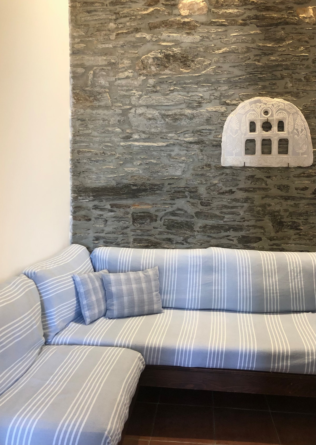 סלון עם  ספה פינתית. 
פינת ישיבה עם ספה נפתחת פינתית. 