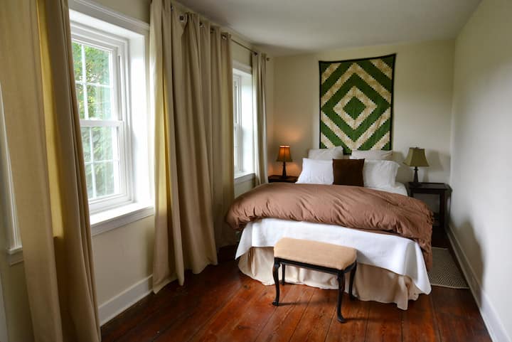 第三间卧室配备标准双人床。