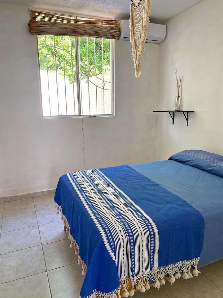 Izba na prízemí so šatníkom a klimatizáciou.