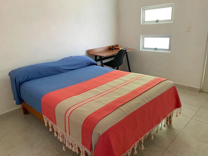 Druhá izba na najvyššom poschodí s klimatizáciou, pracovným stolom a šatníkom.