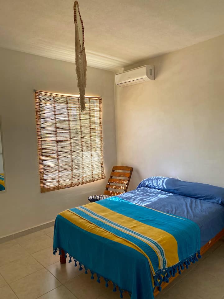 Hlavná izba na najvyššom poschodí so šatníkom, klimatizáciou a vlastnou kúpeľňou.