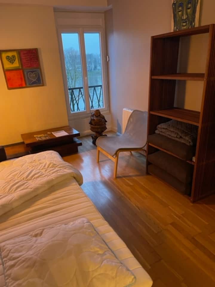 Тивка соба со фотелја, фиока со јорганчиња,  како и масичка за кафе