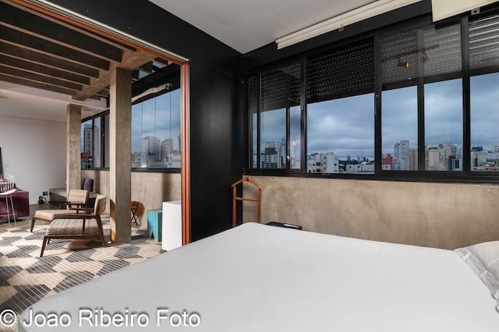 Vista compartida con puerta corrediza al área social. 