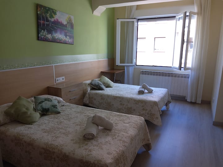 соба со 2 единечни кревета, гардероба со фиоки и маса, голем прозорец кон надвор