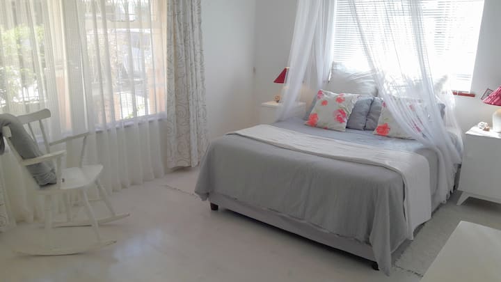 Ten dulces sueños en esta cómoda cama doble. 