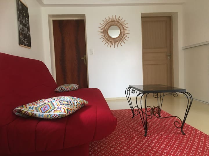 غرفة معيشة صغيرة بسرير أريكة للضيوف الثالث والرابع. 
على اليسار: الحمام
على اليمين: غرفة النوم