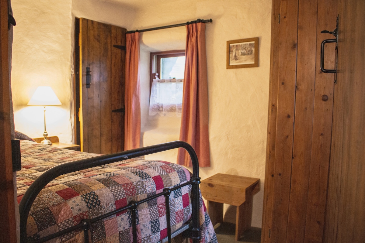 Spálňa 2: Tradičná posteľ so železným rámom (jednolôžko) s prikrývkou a vlastnou kúpeľňou 