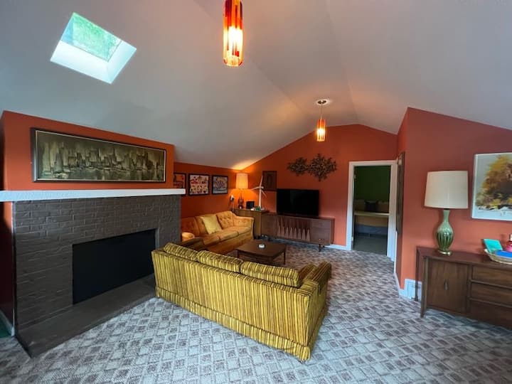 MidCentury Retreat-Near State Park-Pool & Pinball!