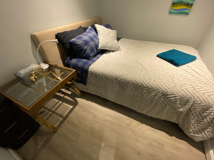 Segundo dormitorio. Esta habitación es aproximadamente del mismo tamaño que el primer dormitorio.