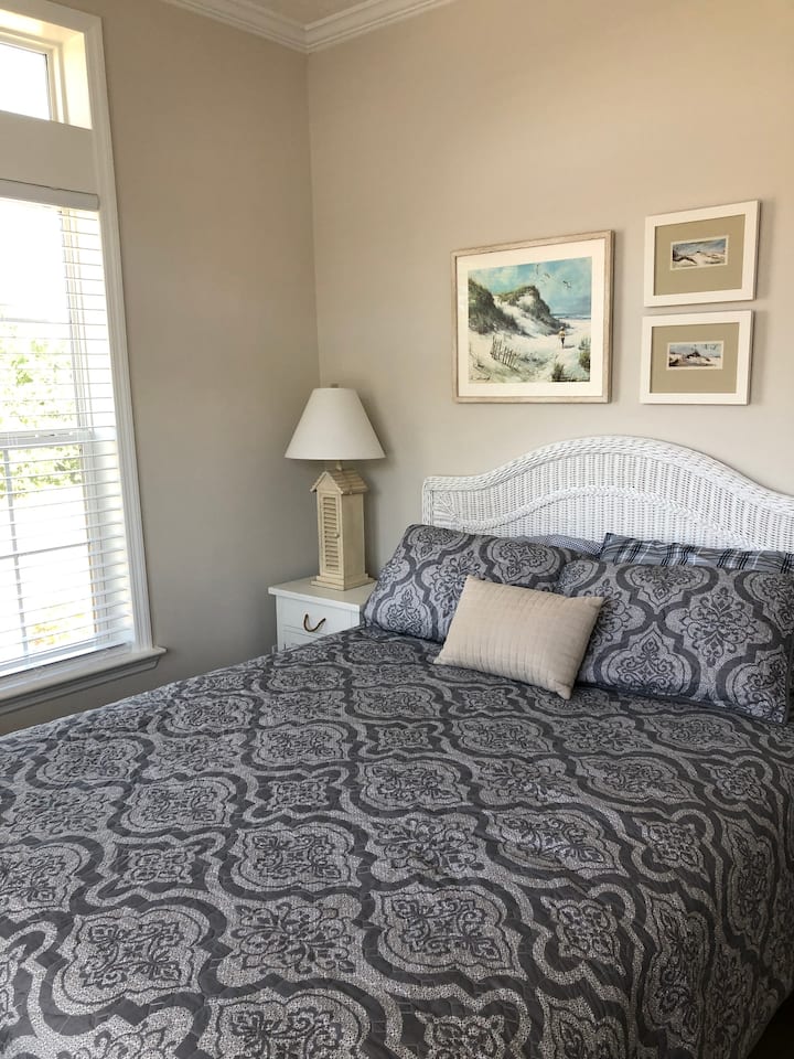 Schlafzimmer mit Queensize-Doppelbett