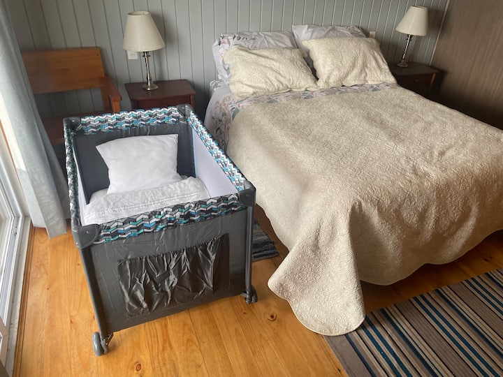 Ჩვილის საწოლი ხელმისაწვდომია 0-დან 3 წლამდე. 
Მოთხოვნა დაჯავშნის დროს