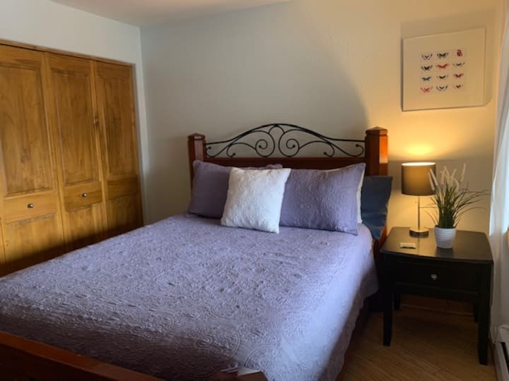 配有标准双人床的独立卧室