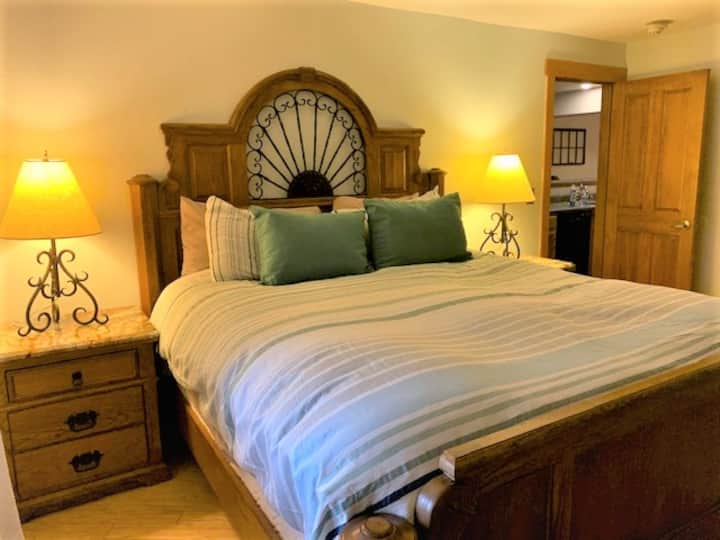 超大主卧室，配备加大双人床、独立卫生间和Howelsen Hill滑雪区的美景