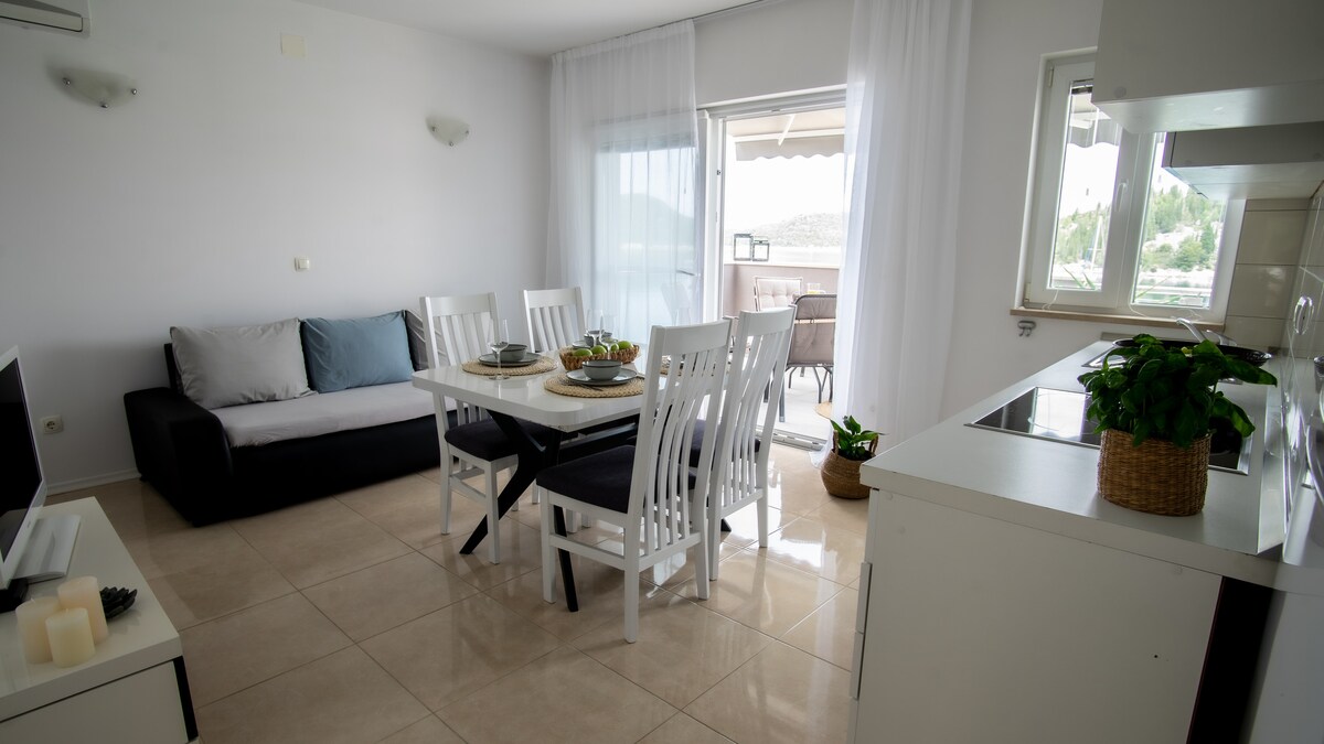 Living room 
Dining room