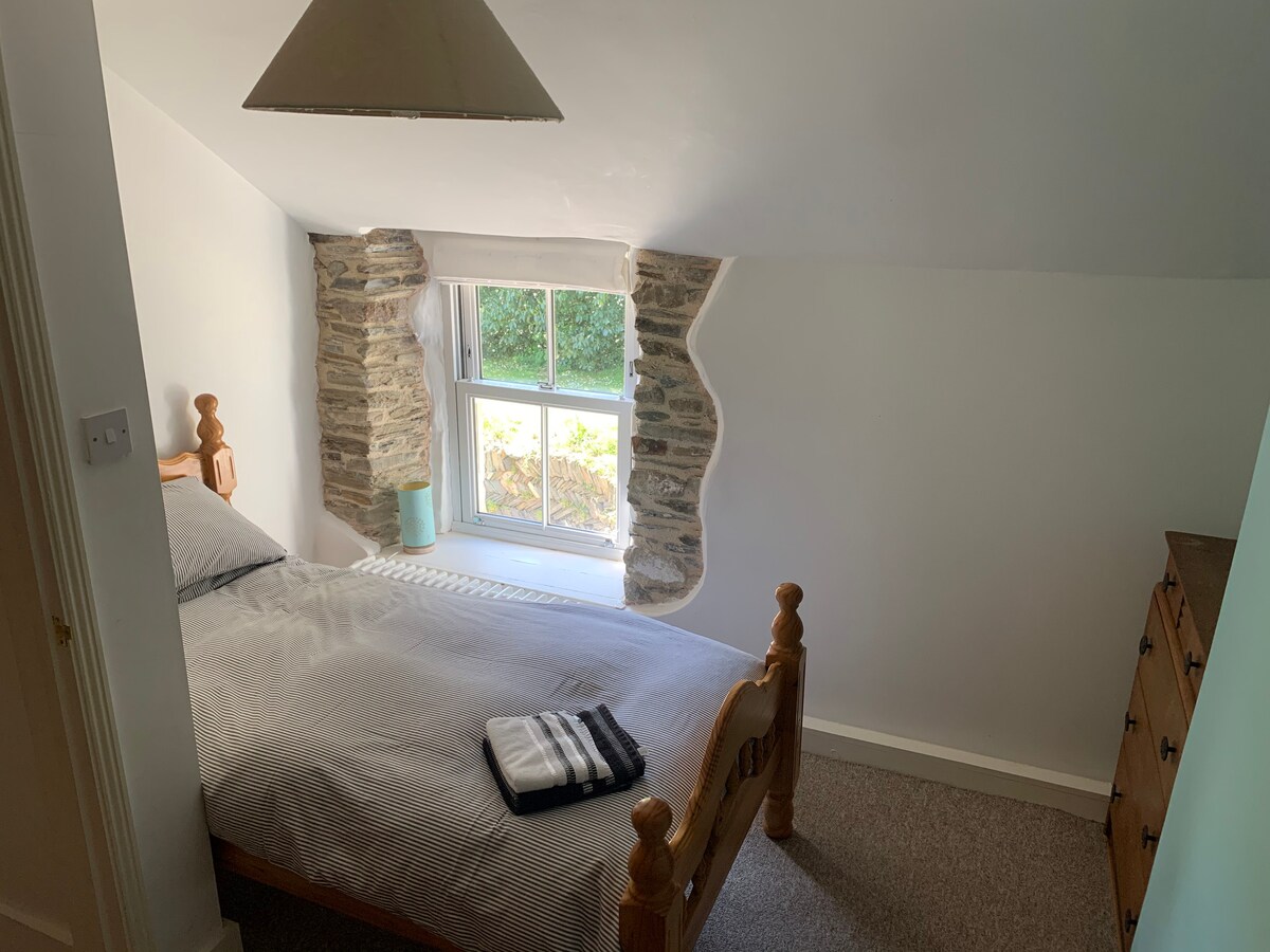 غرفة نوم تضم سريرين صغيرين