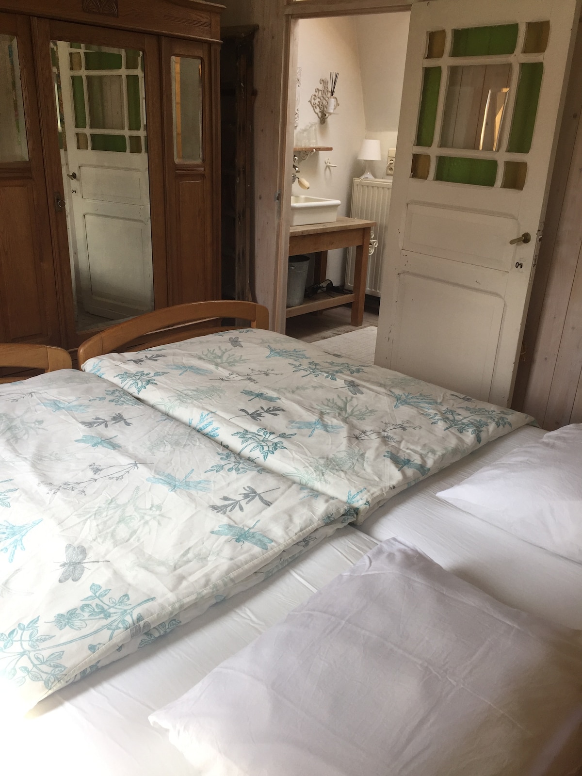 楼上的卧室配有一张双人床，宽2 x 90厘米。