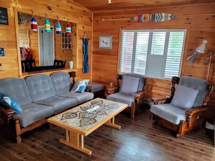 享受我们明亮的开放式客厅和阳光房，阅读、看电视或窝着看水。