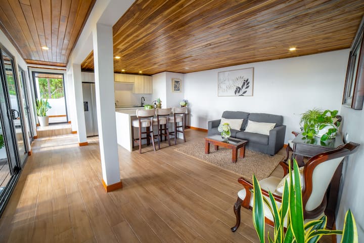 מטבח נוח ומצויד במלואו עם מזלגות, צלחות, כוסות, כוסות, סירים ואחרים, מושלם להכנת ארוחות טעימות. מטבח נוח מאובזר במלואו עם מזלגות, כפות, צלחות, כוסות, כוסות, סירים בין היתר מושלמים לבישול.