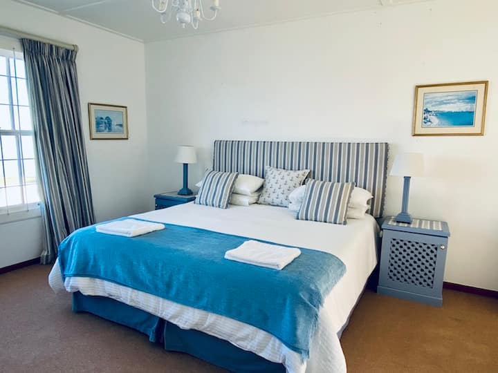 Წყლისპირა კოტეჯი საძინებელი