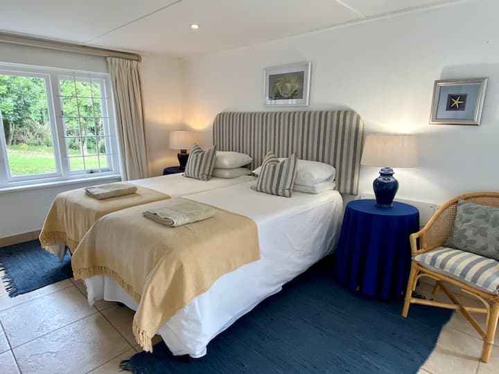 Საცურაო აუზის ფლიგელი სააბაზანოთი, ტელევიზორით, კუთხის ტახტითა და ორმაგი კარებით, რომლებიც წინა გაზონსა და საცურაო აუზზე იხსნება