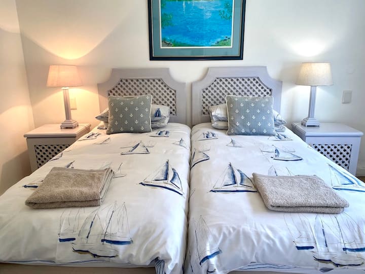 Მთავარი სახლის ხის სახლი 2 წინა დახურულ პატიოზე წვდომით. 