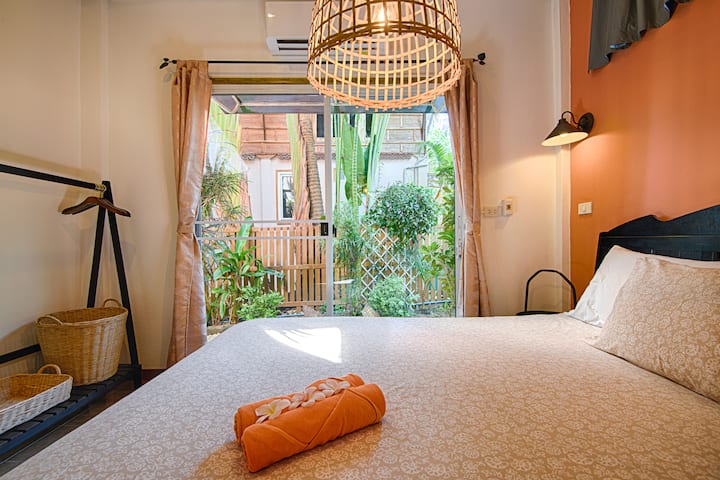 Spálňa na 1. poschodí s manželskou posteľou veľkosti Kingsize a 100% bavlnenou posteľnou bielizňou 