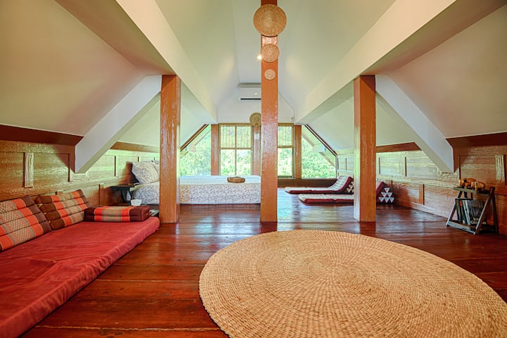 Pekné podkrovie na najvyššom poschodí pre extra relaxáciu a súkromnú atmosféru. Upozorňujeme, že táto spálňa je vhodnejšia pre mladých dospelých alebo tínedžerov.