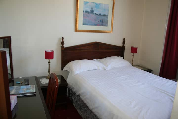 3号房间有一张单人床，但有双人床