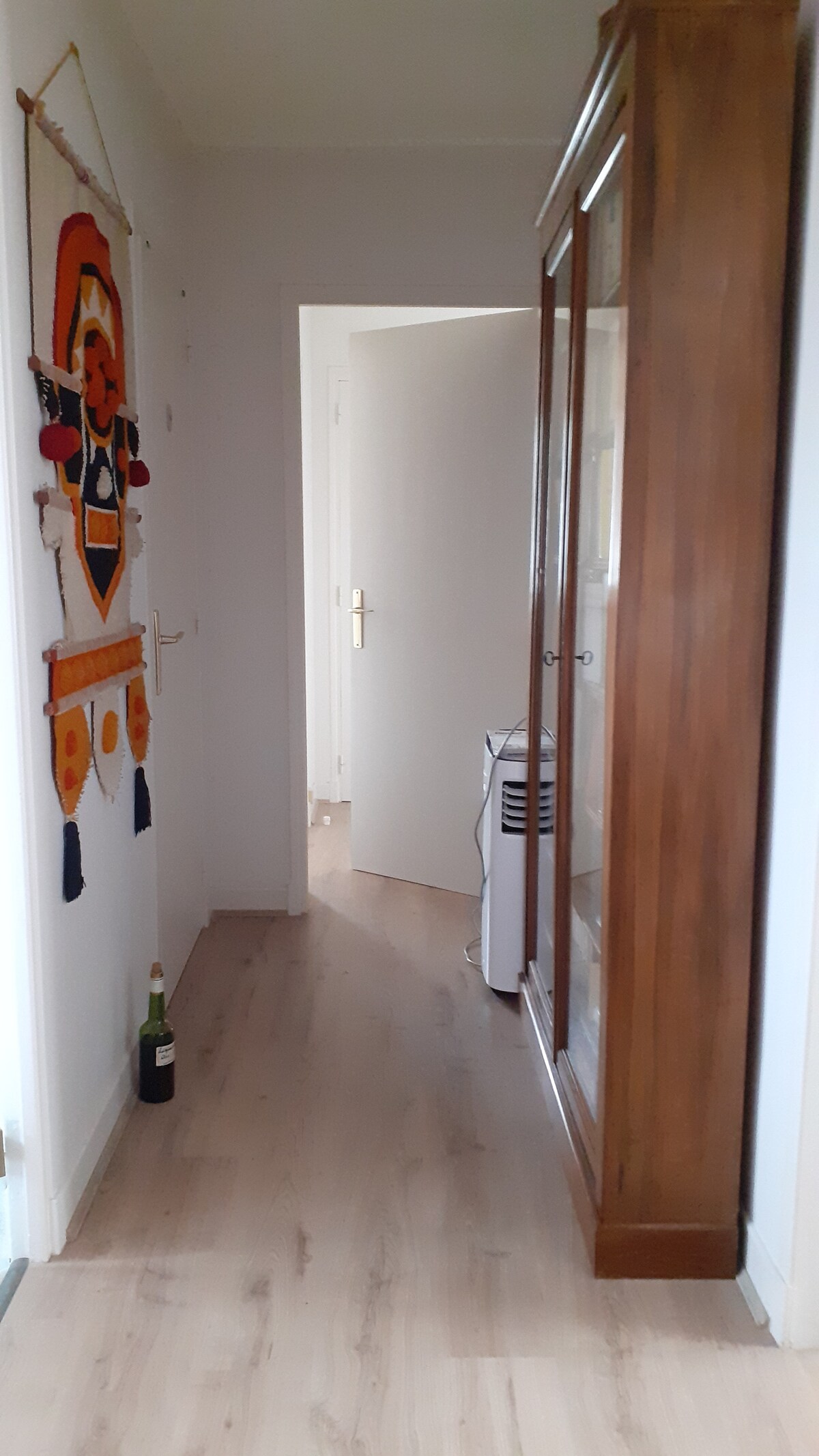 Mlango wenye nafasi kubwa unafunguka kwenye sebule na jikoni na unaongoza kwenye nafasi ya vyumba vya usiku.... Maktaba ina vitabu anuwai... Ikiwa kuna wimbi la joto, kiyoyozi kinakamilisha feni 2 zilizotolewa. 