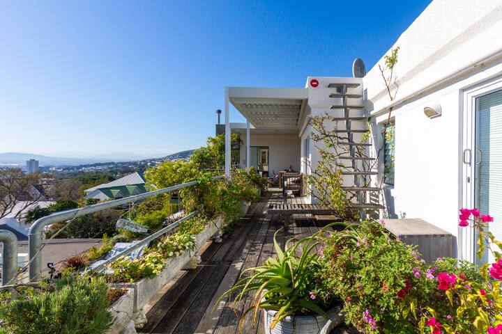 Spacious top floor apartment with panoramic views gallery image 3