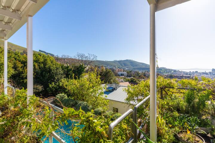 Spacious top floor apartment with panoramic views gallery image 5