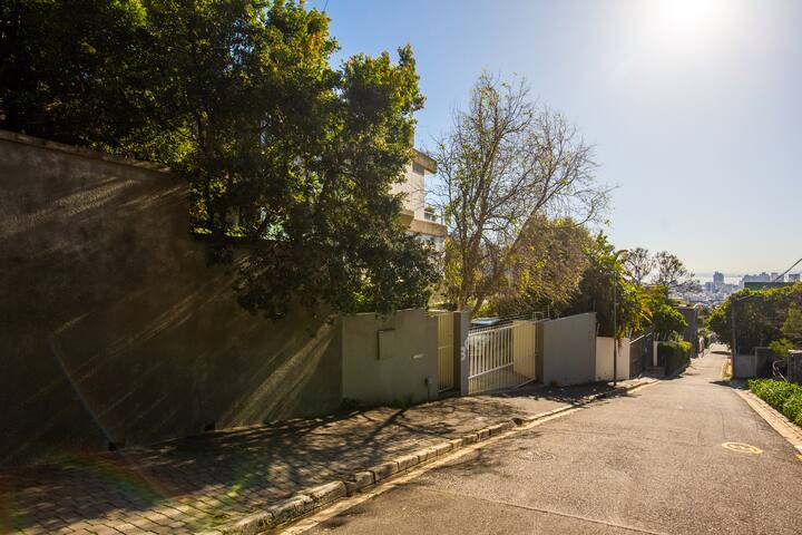 Spacious top floor apartment with panoramic views gallery image 2