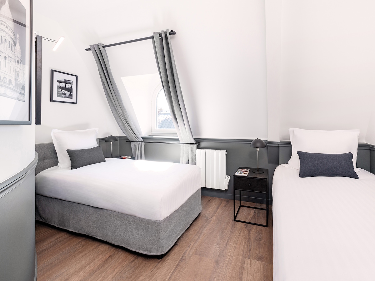 EN: חדר שינה שלישי עם 2 מיטות יחיד, מצעים, מיזוג אוויר ונוף לעיר/  
EN: חדר שינה שלישי עם 2 מיטות יחיד, מצעים, מיזוג אוויר ונוף לעיר