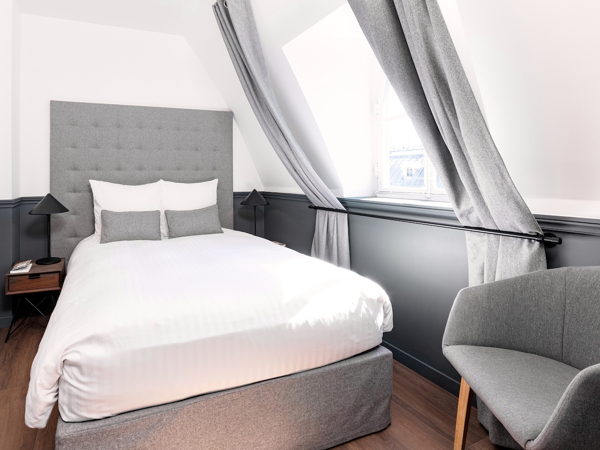 EN: חדר שינה שני עם מיטה זוגית, ואז חדר רחצה ומצעים, מיזוג אוויר ונוף לעיר/ FR: חדר שינה שני עם מיטה זוגית, חדר רחצה צמוד, מצעים, מיזוג אוויר ונוף לעיר