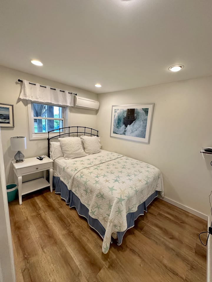 Bračni krevet (širine 150-179 cm) s TV-om