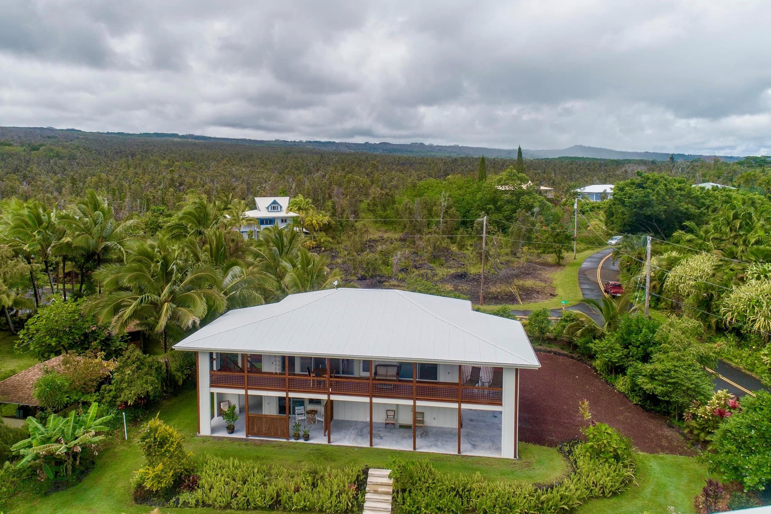Home in Pahoa · ★4.94 · 2 bedrooms · 2 beds · 1.5 shared baths - Image 4