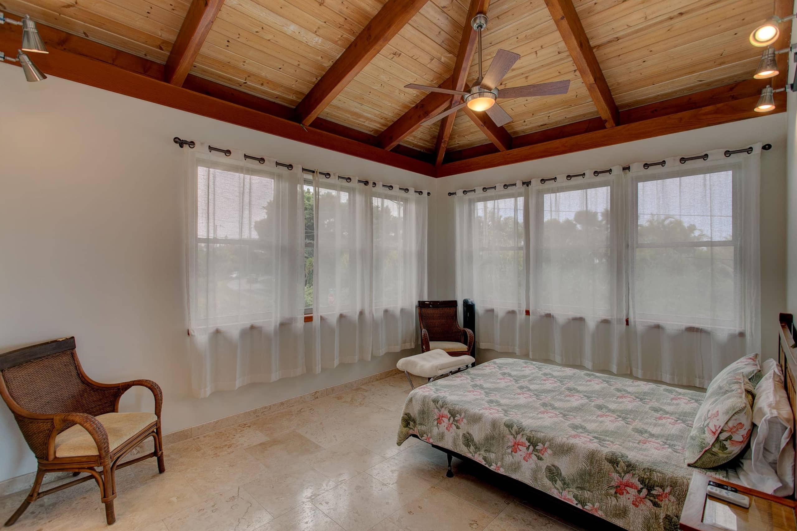 Home in Pahoa · ★4.94 · 2 bedrooms · 2 beds · 1.5 shared baths - Image 2