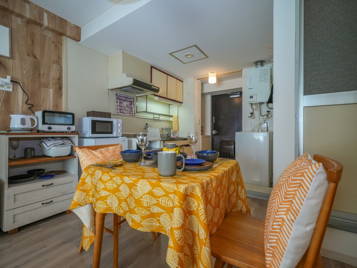 Трпезарија

2 стола + 1 столче.
1 биро за јадење