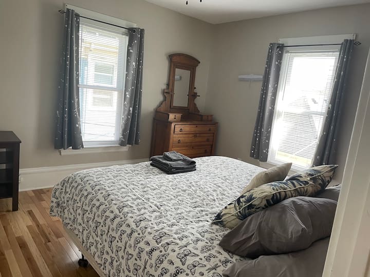 El dormitorio privado grande incluye ventilador de techo, escritorio y luz natural de las ventanas.  Esta habitación tiene una cama Sleep Number tamaño king para tu comodidad óptima. 