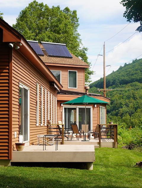Spacious Brattleboro home on river, walk to town