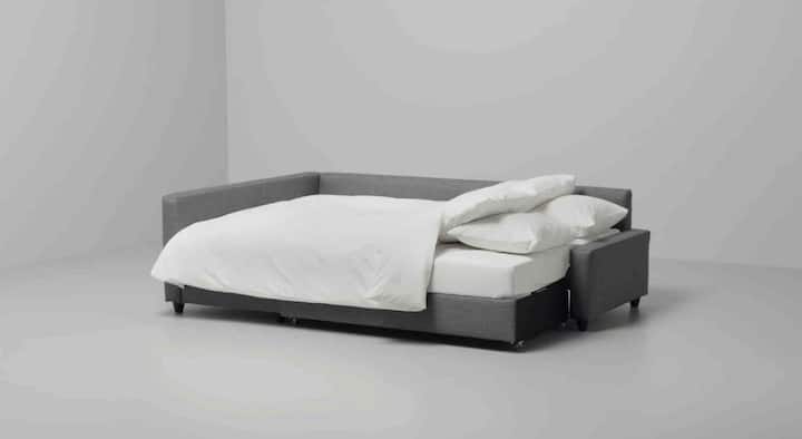 เตียงโซฟาขนาดใหญ่ในห้องนั่งเล่น