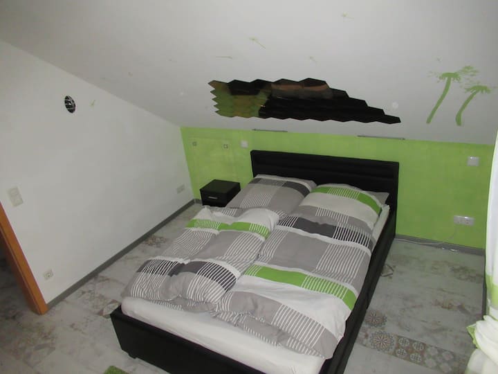 配备1.40米双人床的绿色卧室