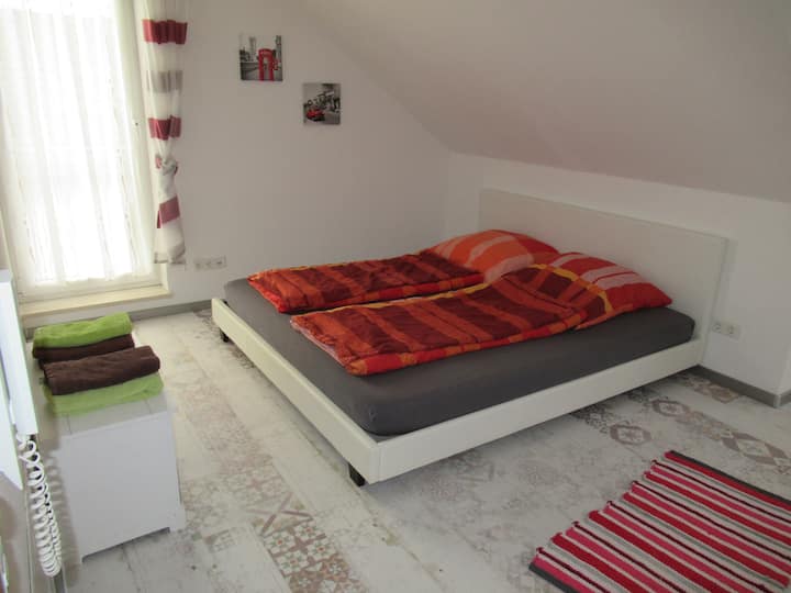 配备1.80米双人床的红色卧室