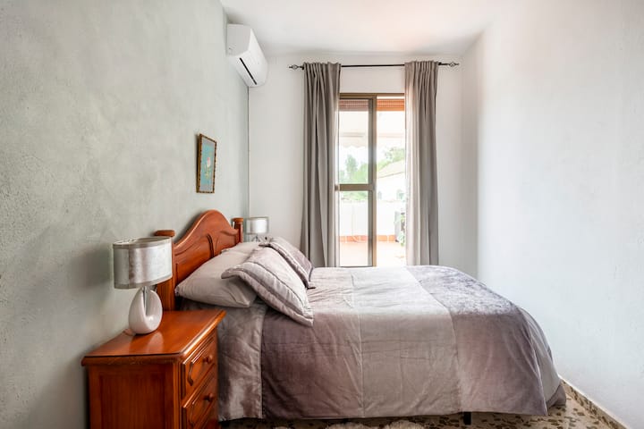 Udobna glavna spavaća soba s vratima na terasi, standardni bračni krevet 1,35 cm, ormar s gumicom, klima-uređaj,rolete koje zamračuju prostoriju za dobar san 