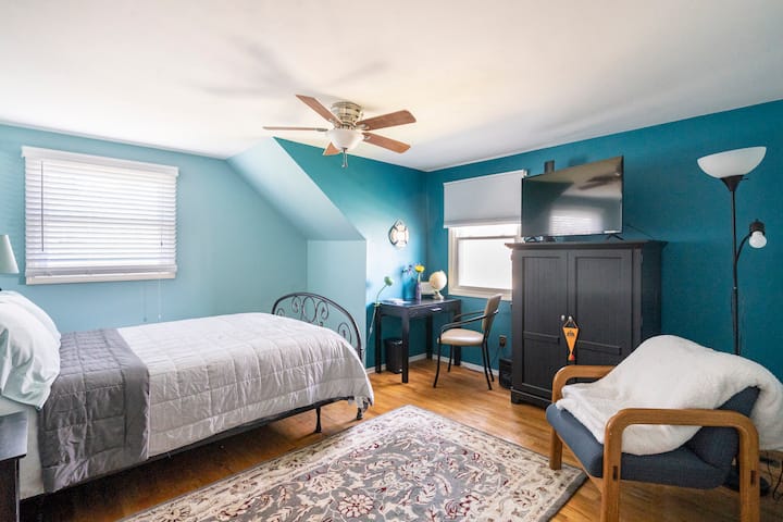 Ჩვენი ფართო, თუმცა მყუდრო სასტუმრო ოთახი სავსეა ბუნებრივი განათებით და აღჭურვილია ორადგილიანი საწოლით, უამრავი დამატებითი ზეწრით, ბალიშებითა და საბნებით, დიდი სმარტ-ტელევიზორითა და საწერი მაგიდით.