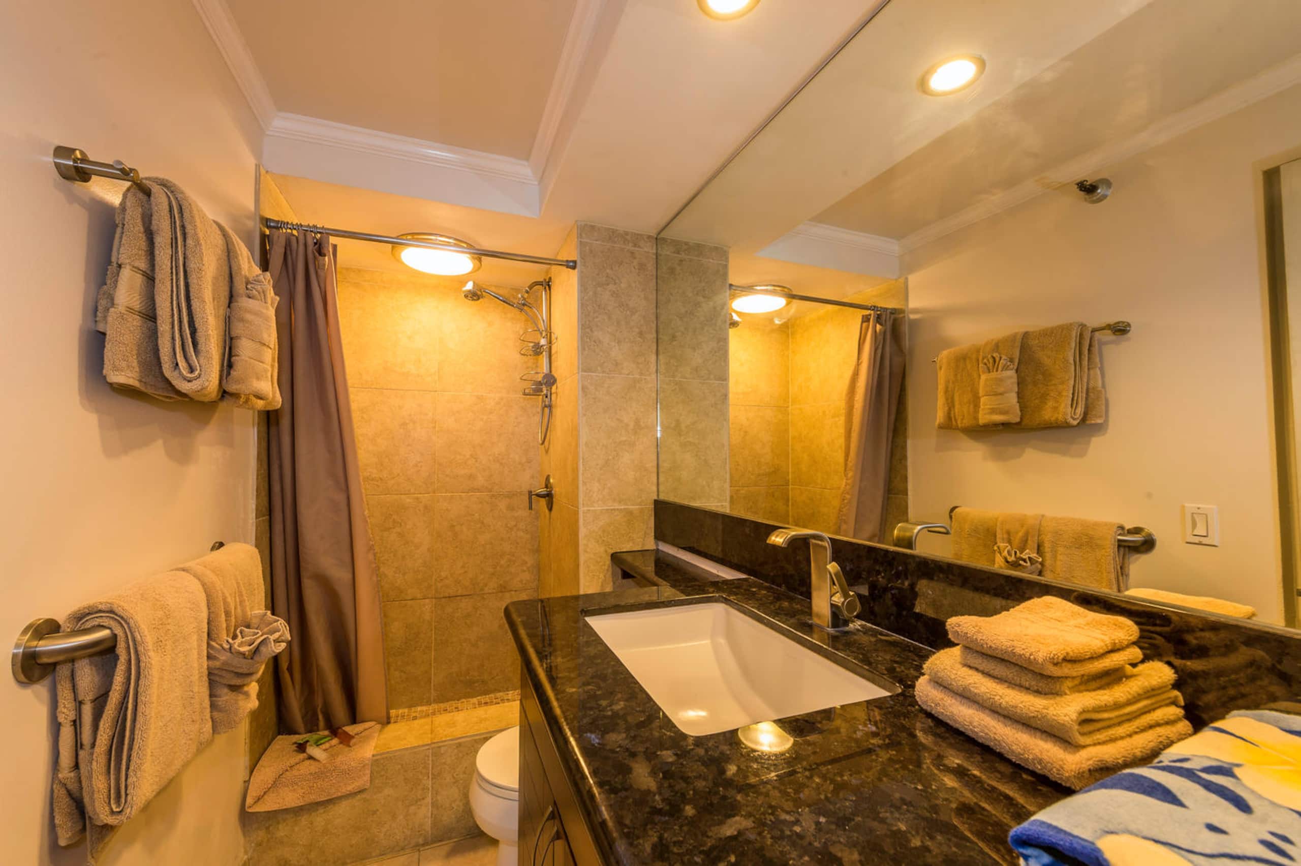 Condo in Honolulu · ★4.54 · Studio · 1 bed · 1 shared bath - Image 7