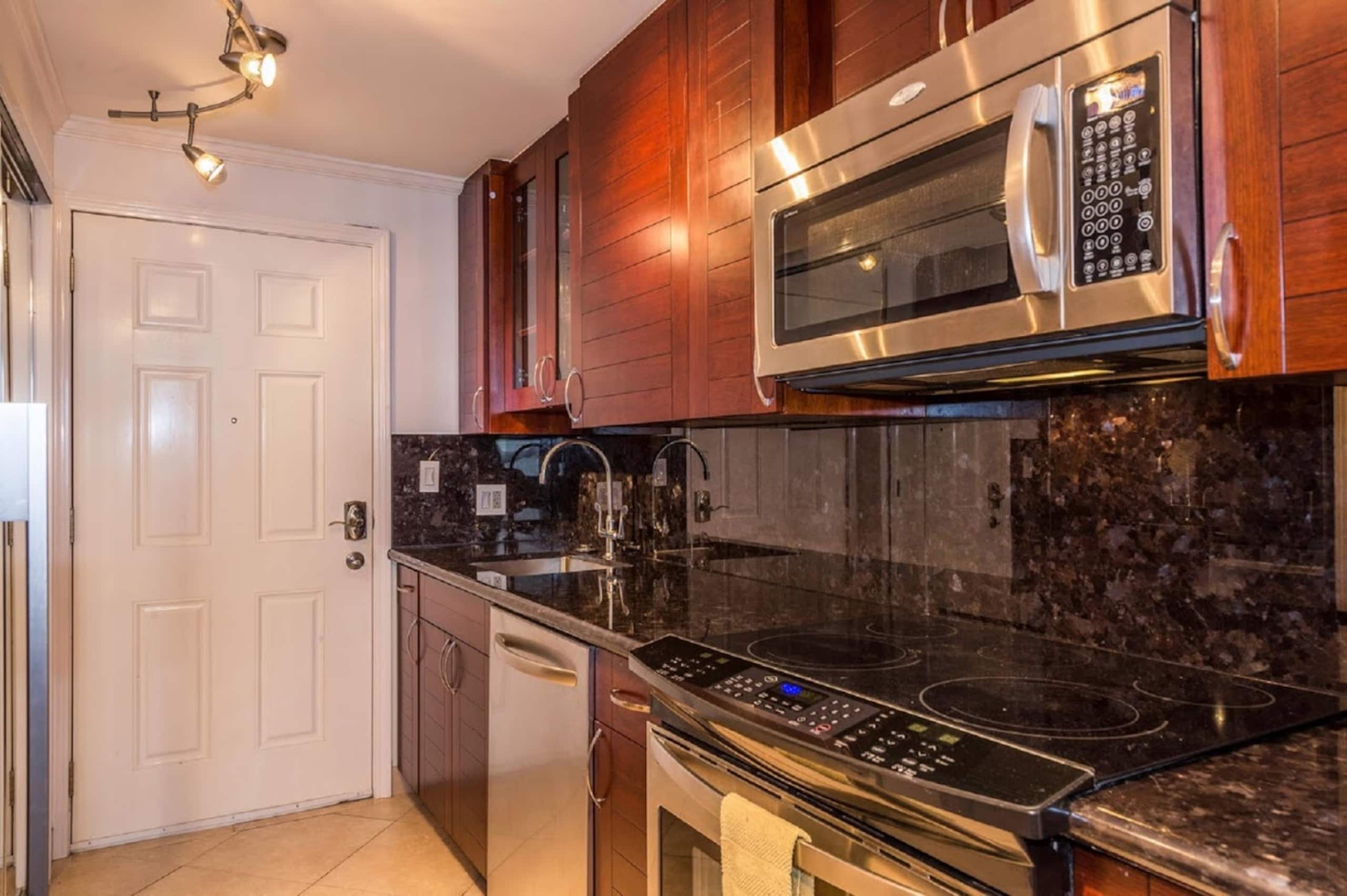 Condo in Honolulu · ★4.54 · Studio · 1 bed · 1 shared bath - Image 3