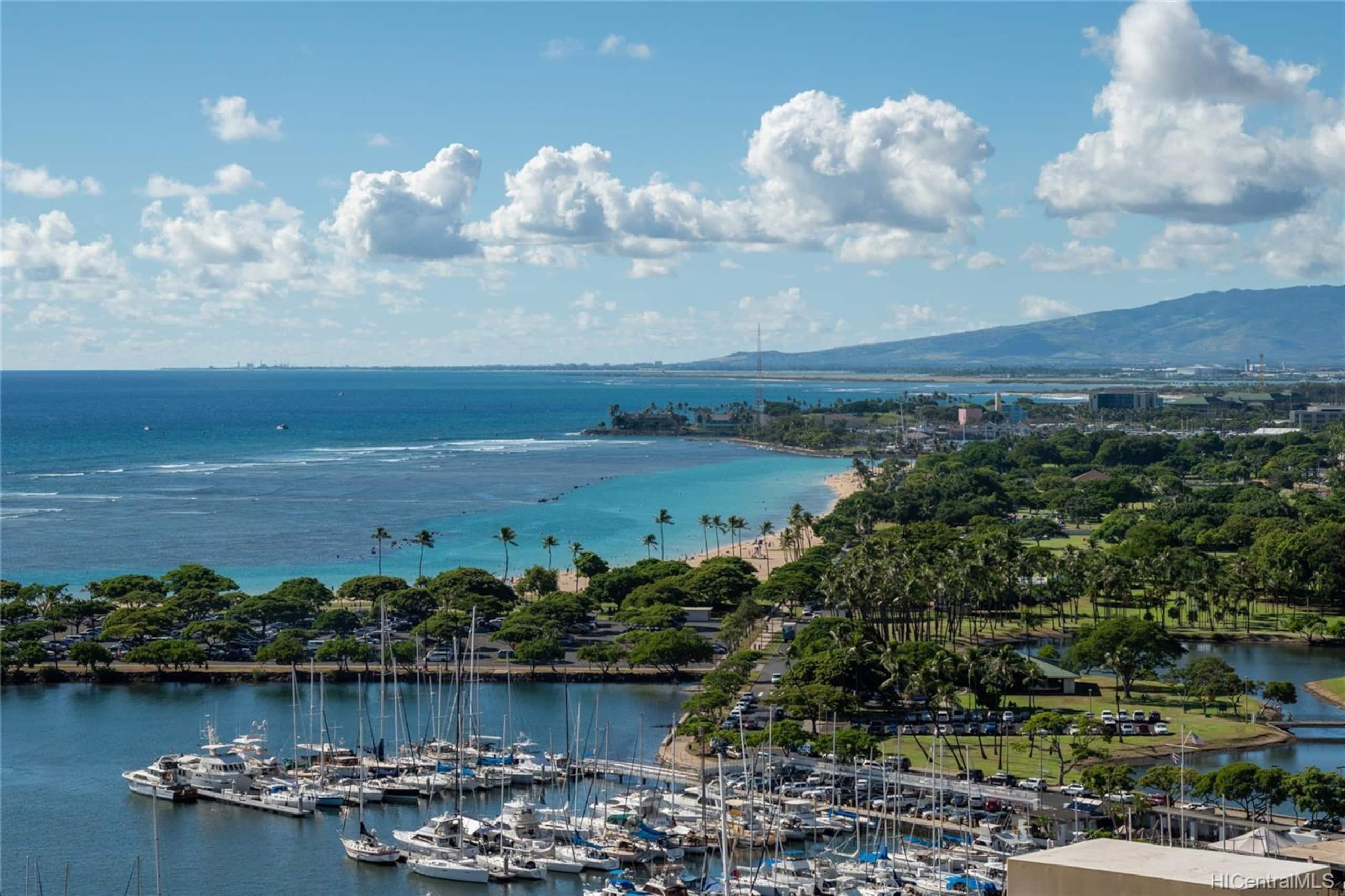 Condo in Honolulu · ★4.54 · Studio · 1 bed · 1 shared bath - Image 2